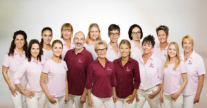 Das Praxisteam der zahnärztlichen Praxisgemeinschaft von Frau Dr. Schwan-Wilhelmy, Herrn Dr. Bareis und Frau Dr. Wilhelmy.