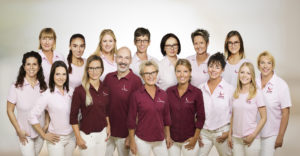 Das Praxisteam der zahnärztlichen Praxisgemeinschaft von Frau Dr. Schwan-Wilhelmy, Frau Dr. Wilhelmy-Wunderlich, Dr. Janna Bruns und Herrn Dr. Bareis.